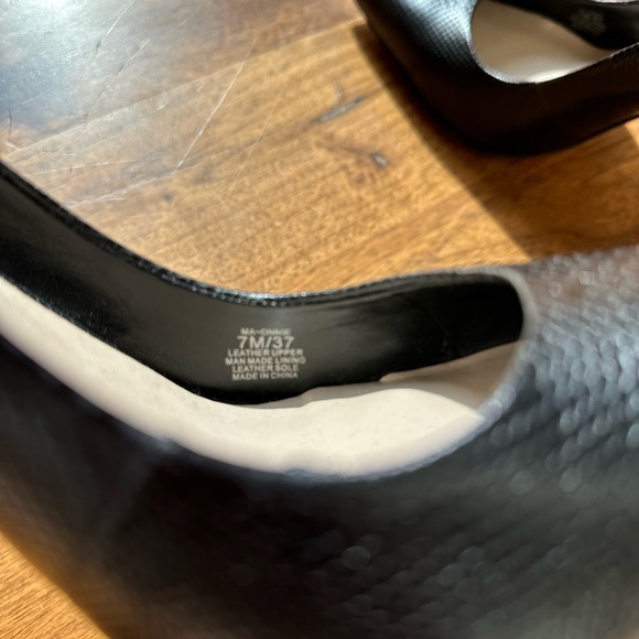 BCBG Maxazria Black Leather Pump with Metallic Heel 37 - Picture 5 of 8